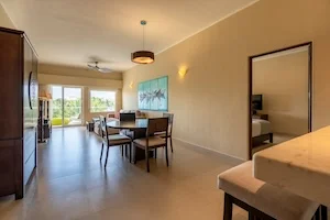 https://www.palmarbeachresortandspa.com.mx/galleries/Suites/DINNING AREA ONE & TWO SUITE OCEAN VIEW.webp